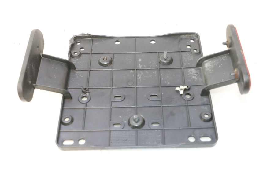 photo de SUPORTE DE PLACA PIAGGIO MP3 HPE 530 (2022 - 2026) - Outro ângulo de visão