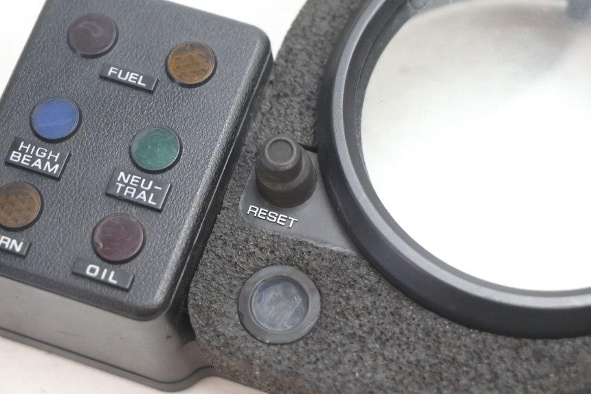photo de Painel de instrumentos HONDA XRV AFRICA TWIN 750 (1990 - 1992) - Zoom do estado de desgaste
