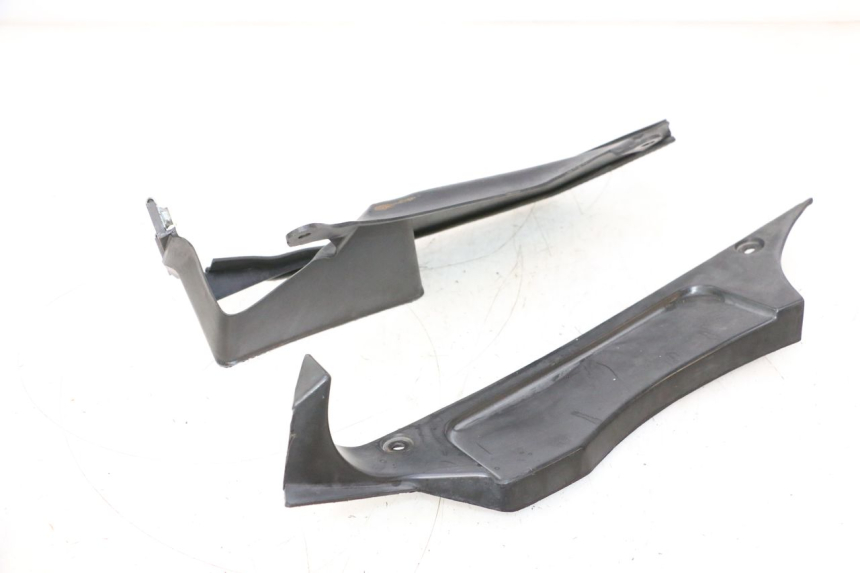 photo de TABLIER INTERIOR DIREITO KAWASAKI GPX F ZX750F 750 (1986 - 1990) - Outro ângulo de visão