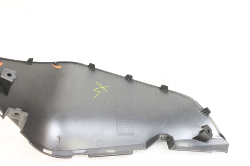 photo de PAINEL INTERIOR DIREITO YAMAHA TRICITY 300 (2020 - 2024) - Zoom do estado de desgaste