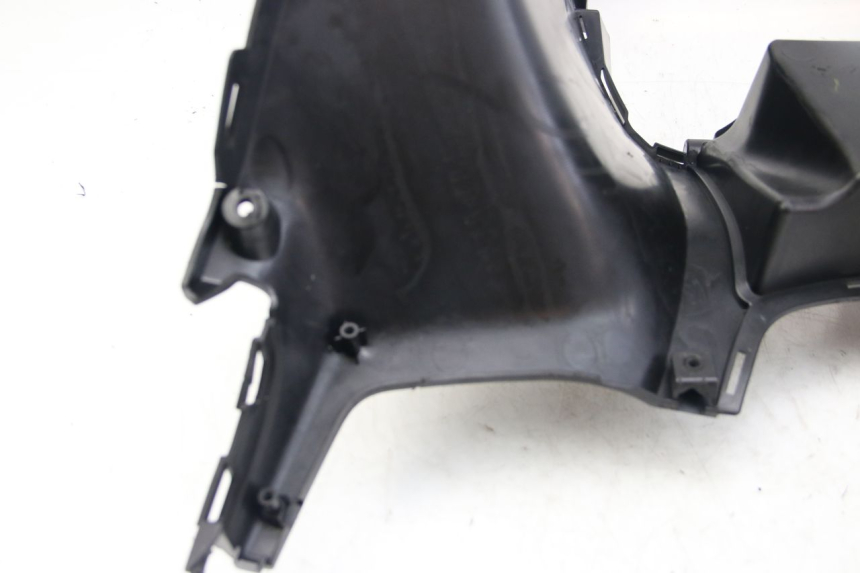 photo de PAINEL INTERIOR INFERIOR KYMCO DOWNTOWN ABS 125 (2015 - 2017) - Zoom do estado de desgaste