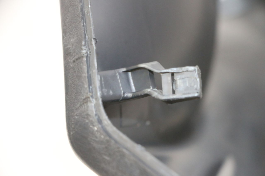 photo de PAINEL INTERIOR INFERIOR PIAGGIO FLY 4T 50 (2013 - 2017) - Zoom do estado de desgaste
