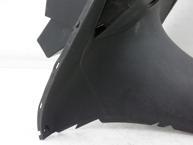 photo de PAINEL INTERIOR INFERIOR YAMAHA YP MAJESTY 125 (2002 - 2006) - Zoom do estado de desgaste