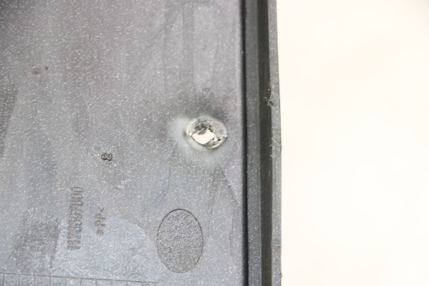 photo de PAINEL INTERIOR PEUGEOT SATELIS COMPRESSOR K15 125 (2006 - 2009) - Zoom do estado de desgaste