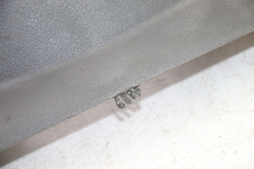 photo de PAINEL INTERIOR SUPERIOR YAMAHA YP MAJESTY 125 (2002 - 2006) - Detalhe da peça