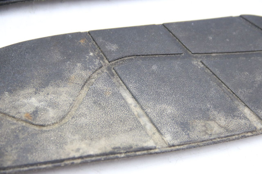 photo de TAPETE DE APOIO PARA PÉ APRILIA ATLANTIC 500 (2002 - 2003) - Detalhes característicos