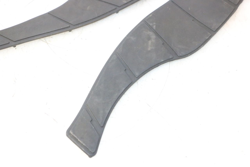 photo de TAPETE DE APOIO PARA PÉ SUZUKI BURGMAN 125 (2007 - 2014) - Estado da superfície