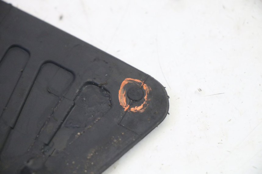 photo de TAPETE DE APOIO PARA PÉ PIAGGIO MP3 HPE 350 (2018 - 2020) - Pontos de fixação