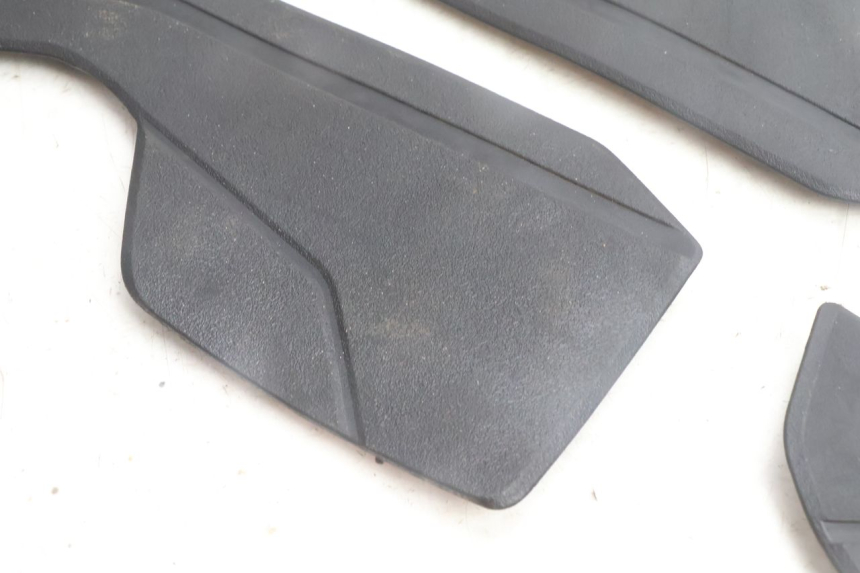 photo de TAPETE DE APOIO PARA OS PÉS YAMAHA N-MAX NMAX 125 (2021 - 2024) - Outro ângulo de visão