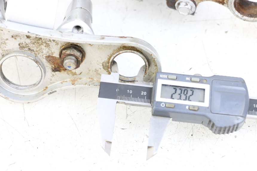 photo de TRIÂNGULO DA SUSPENSÃO DIANTEIRA YAMAHA PW 80 (1983 - 2014) - Zoom do estado de desgaste