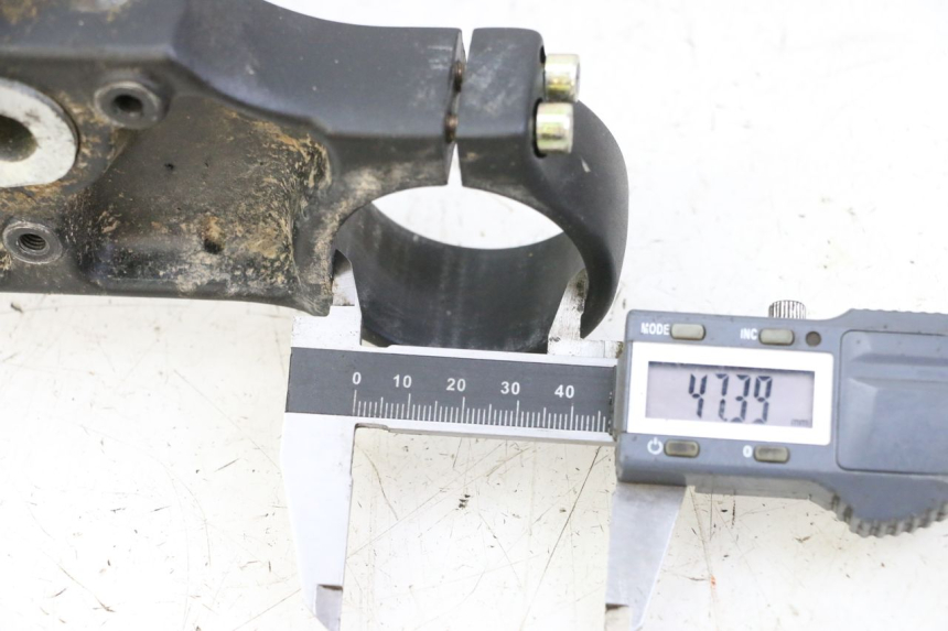 photo de TRIÂNGULO DA SUSPENSÃO DIANTEIRA APOLLO RFZ 125 - Detalhe da peça