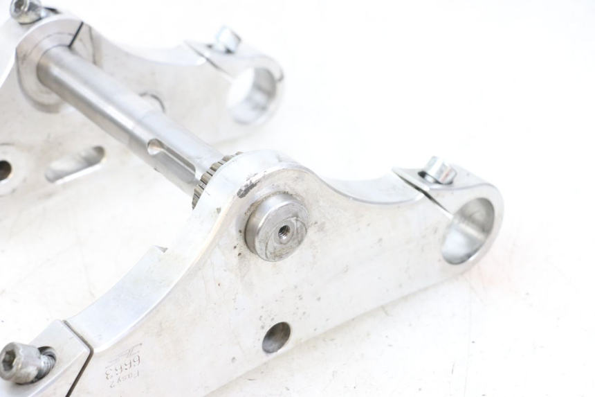 photo de TRIÂNGULO DA SUSPENSÃO DIANTEIRA HARLEY DAVIDSON SPORTSTER XL CUSTOM 1200 (2003 - 2004) - Detalhes característicos