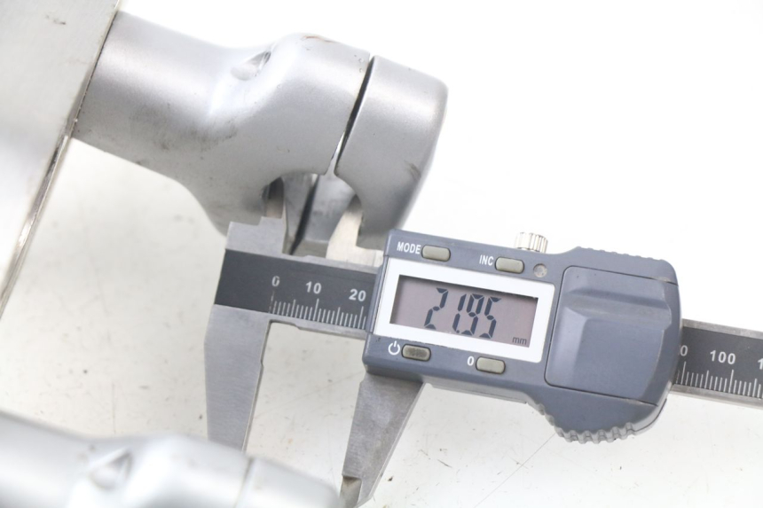 photo de Mesa de suspensão superior HYOSUNG AQUILA GV 125 (2009 - 2016) - Detalhe da peça