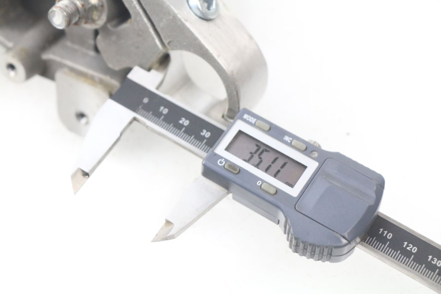 photo de Mesa de suspensão superior HYOSUNG AQUILA GV 125 (2009 - 2016) - Zoom do estado de desgaste