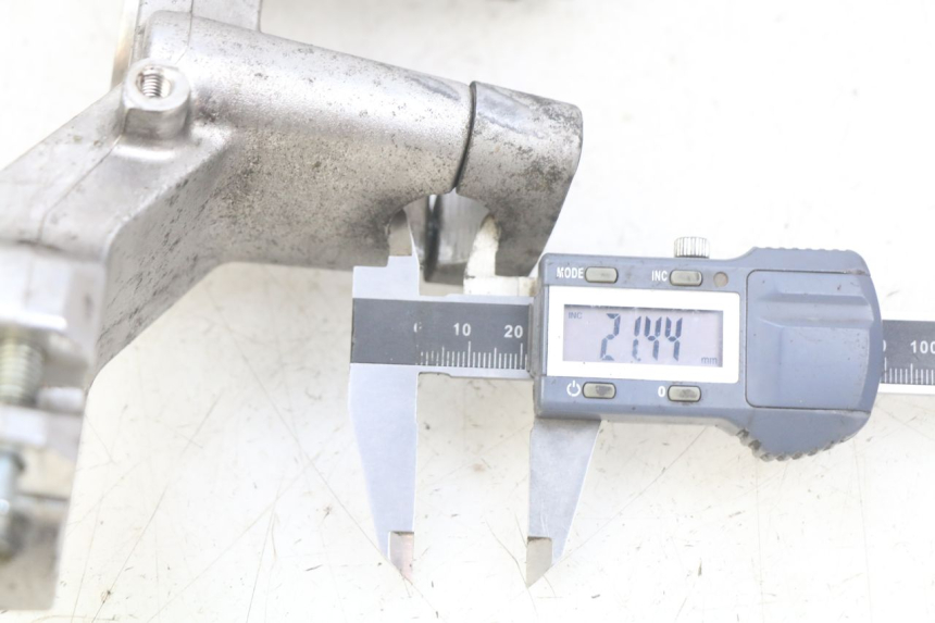 photo de Mesa de suspensão superior SUZUKI BURGMAN 650 (2002 - 2004) - Detalhe da peça