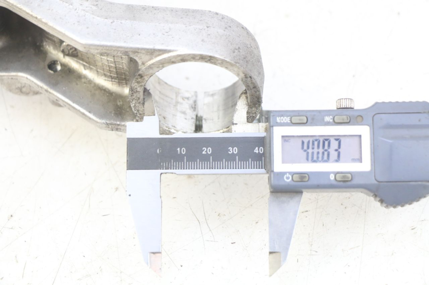 photo de Mesa de suspensão superior SUZUKI BURGMAN 650 (2002 - 2004) - Zoom do estado de desgaste