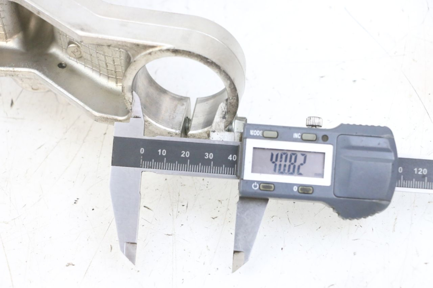 photo de Mesa Superior da Suspensão SUZUKI BURGMAN 650 (2013 - 2020) - Zoom do estado de desgaste
