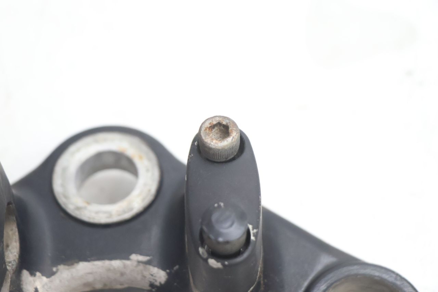 photo de Abraçadeira superior da forquilha HONDA CB TWO FIFTY 250 (1991 - 2002) - Detalhe da peça