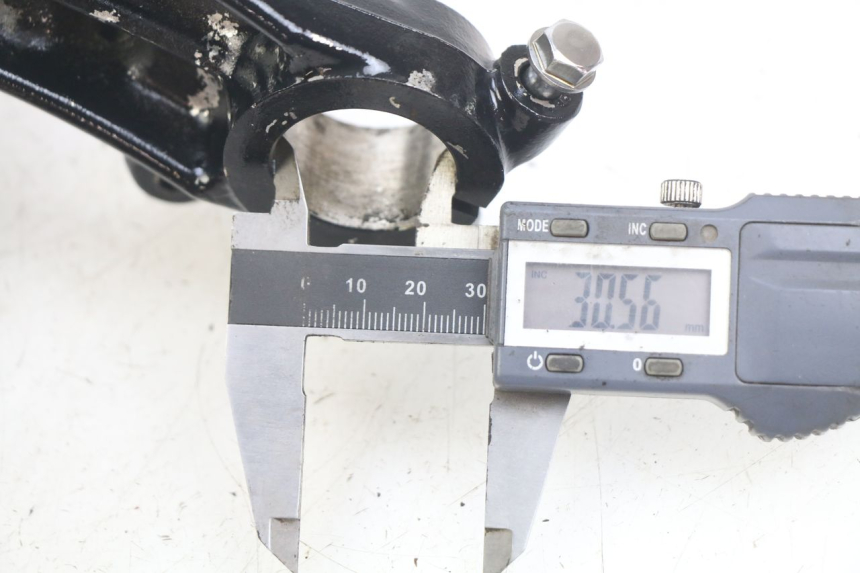 photo de Mesa Superior da Suspensão HONDA CM 125 (1983 - 2003) - Detalhe da peça