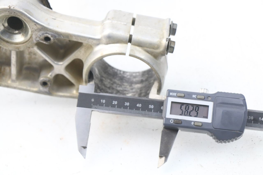 photo de Mesa Superior da Suspensão HONDA CRF CR-F 450 (2005 - 2008) - Detalhe da peça