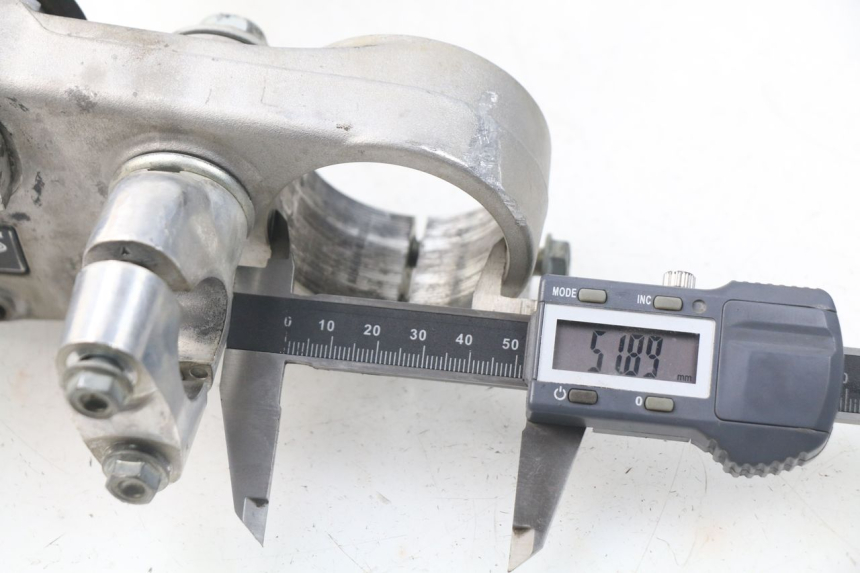 photo de Mesa Superior da Suspensão HONDA CRF CR-F 450 (2005 - 2008) - Outro ângulo de visão