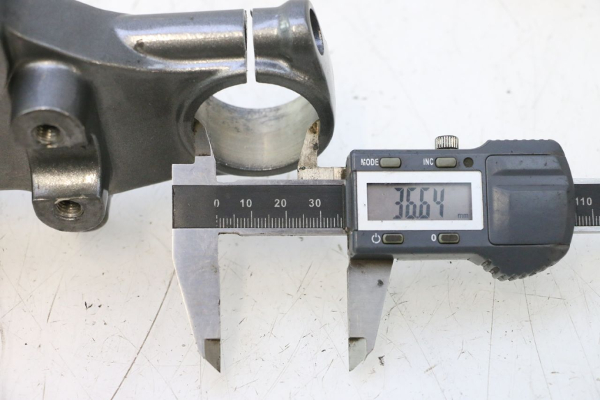 photo de Abraçadeira superior da forquilha HM HONDA CRM DERAPAGE RR 50 (2006 - 2017) - Detalhe da peça
