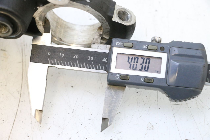 photo de MESA SUPERIOR DA SUSPENSãO DIANTEIRA KAWASAKI ER-6 ER6 F ABS 650 (2012 - 2016) - Detalhe da peça