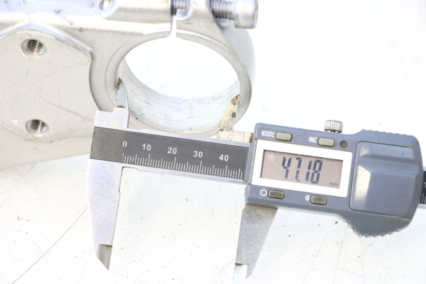 photo de Abraçadeira superior da forquilha YAMAHA FJR 1300 (2001 - 2005) - Outro ângulo de visão