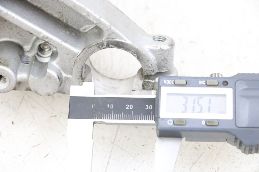 photo de Mesa de suspensão superior HYOSUNG GF 125 (2001 - 2005) - Zoom do estado de desgaste