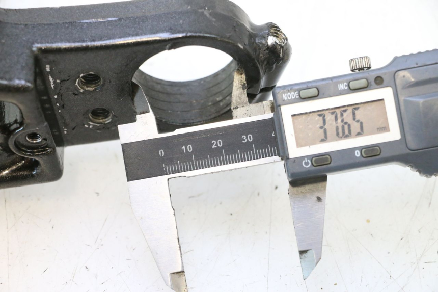 photo de Abraçadeira superior da forquilha KAWASAKI GPX F ZX750F 750 (1986 - 1990) - Detalhe da peça