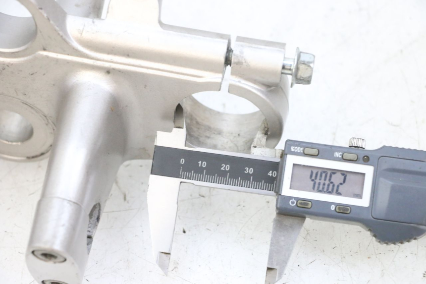 photo de Mesa de garfo superior SUZUKI GSF N BANDIT 600 (1996 - 1999) - Detalhe da peça