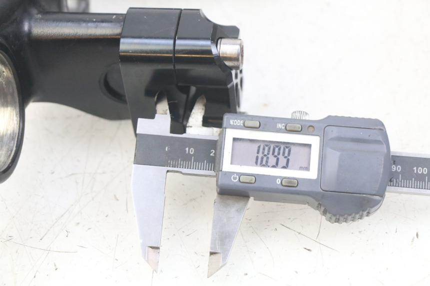 photo de Mesa de suspensão superior KAWASAKI KX 85 (2001 - 2013) - Zoom do estado de desgaste