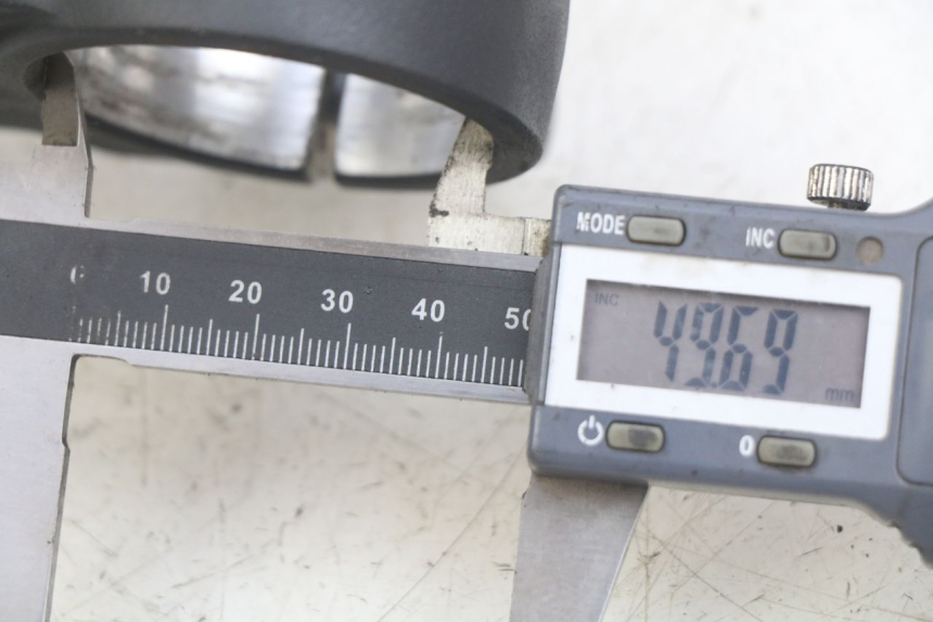 photo de Mesa Superior da Suspensão dianteira YAMAHA MT ABS 125 (2014 - 2018) - Zoom do estado de desgaste