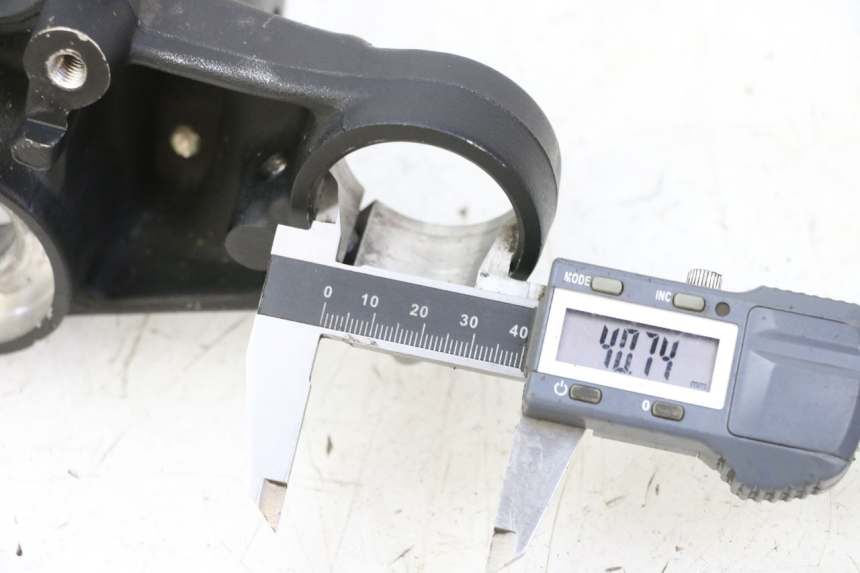 photo de Mesa Superior da Suspensão dianteira HONDA NTV DEAUVILLE 650 (2001 - 2006) - Detalhe da peça