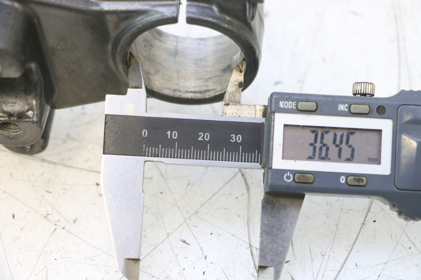 photo de Mesa de suspensão superior DERBI SENDA SM DRD 50 (2008 - 2013) - Pontos de fixação