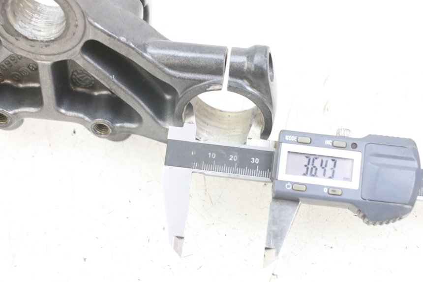 photo de Mesa de suspensão superior DERBI SENDA SM X-TREME 50 (2006 - 2010) - Detalhe da peça
