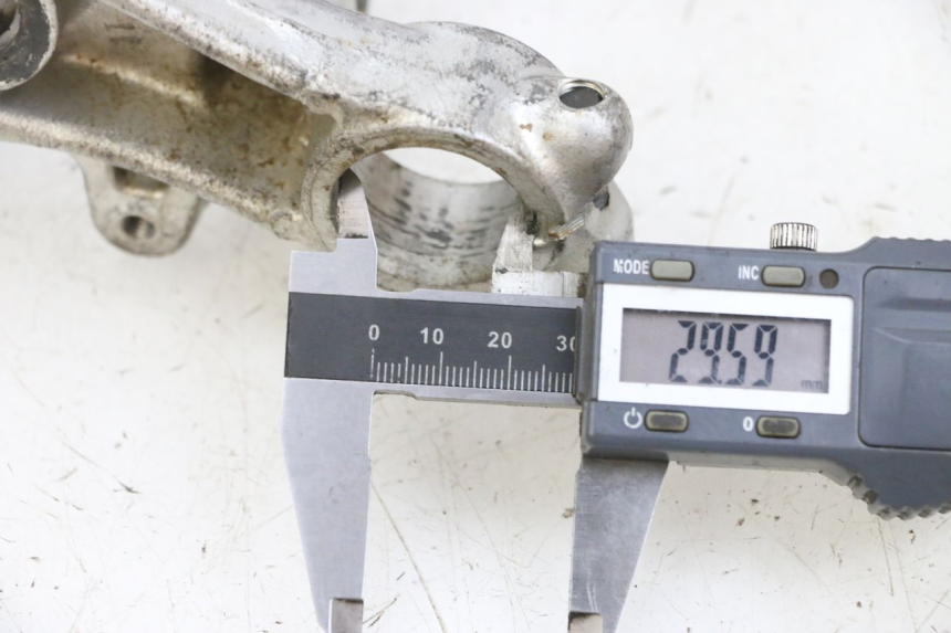 photo de Mesa de suspensão superior YAMAHA TTR 125 (2000 - 2020) - Zoom do estado de desgaste