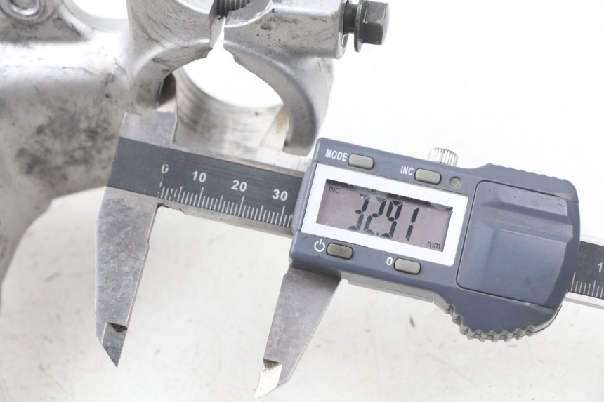 photo de Mesa de Suspensão Superior YAMAHA TW 125 (1998 - 2002) - Detalhe da peça