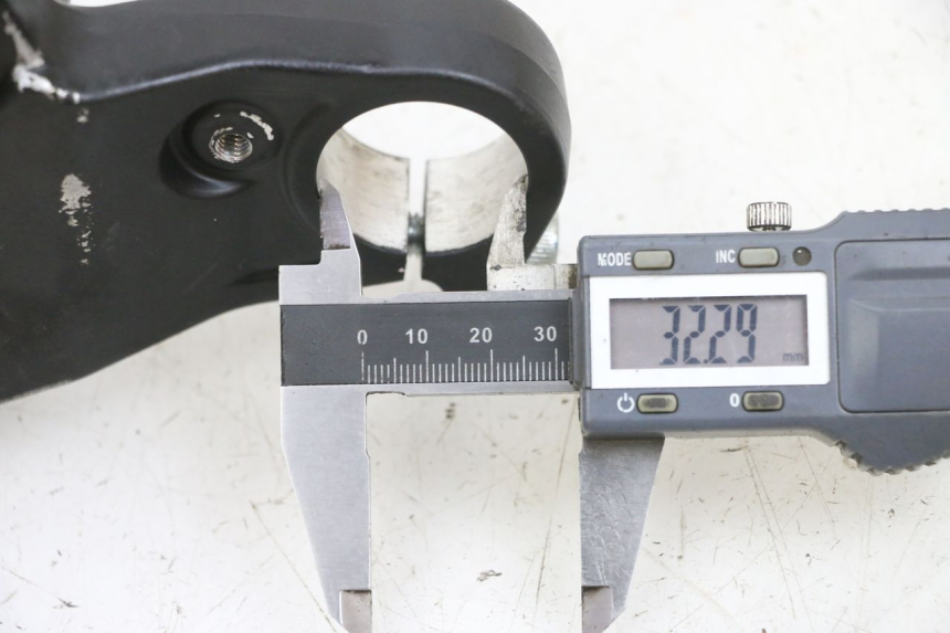 photo de Mesa de suspensão superior YAMAHA TZR 50 (2008 - 2016) - Detalhe da peça
