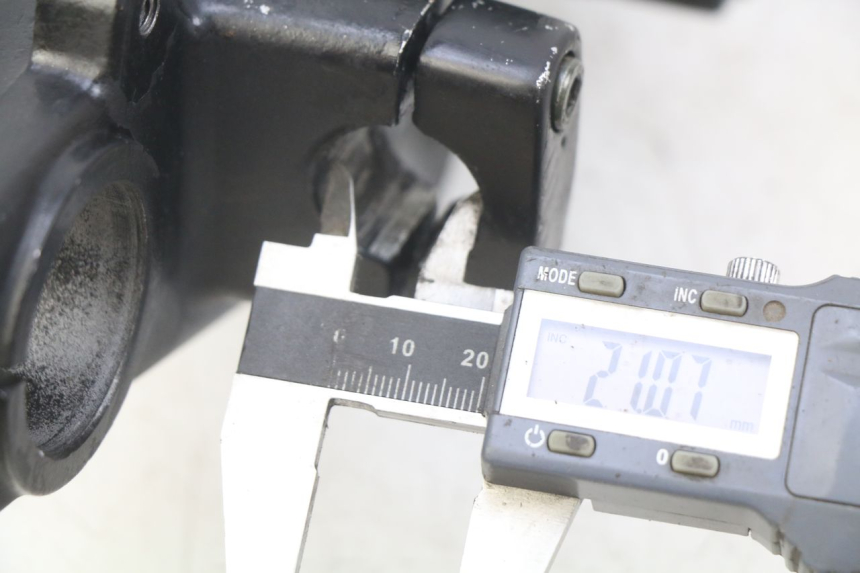 photo de Mesa de suspensão superior SYM WOLF SB 125 (2011 - 2018) - Detalhe da peça