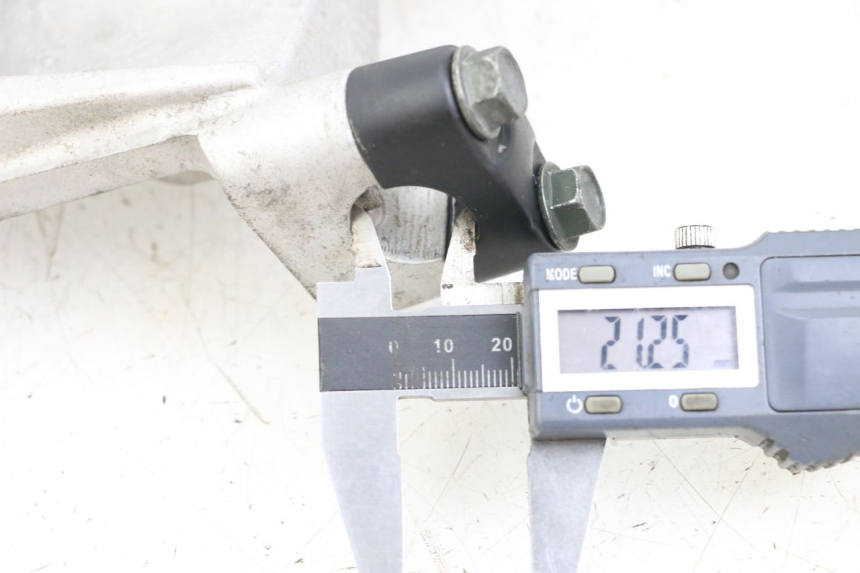 photo de Mesa de suspensão superior KYMCO XCITING 250 (2006 - 2009) - Zoom do estado de desgaste