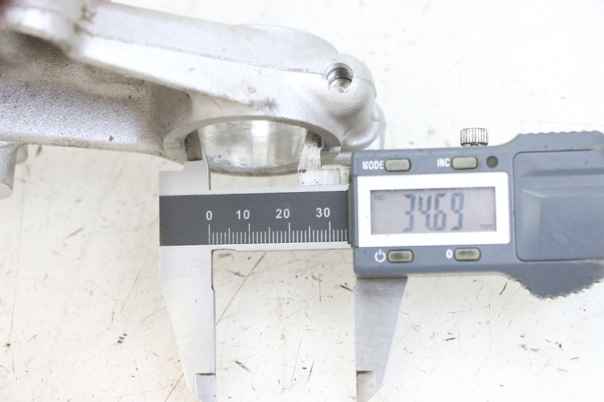 photo de Mesa de Suspensão Superior HONDA XLV VARADERO 125 (2000 - 2006) - Zoom do estado de desgaste