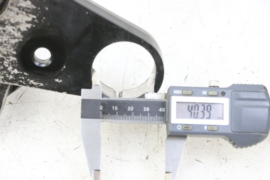 photo de Mesa de garfo superior YAMAHA FZS FAZER 600 (2001 - 2003) - Detalhe da peça