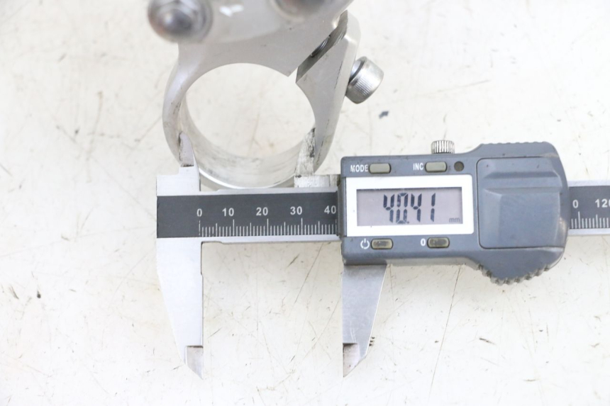 photo de Mesa Superior da Suspensão KAWASAKI ZR 7 750 (1999 - 2004) - Detalhe da peça