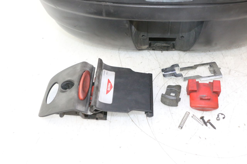 photo de TOP CASE APRILIA ATLANTIC S 125 (2010 - 2013) - Detalhe da peça