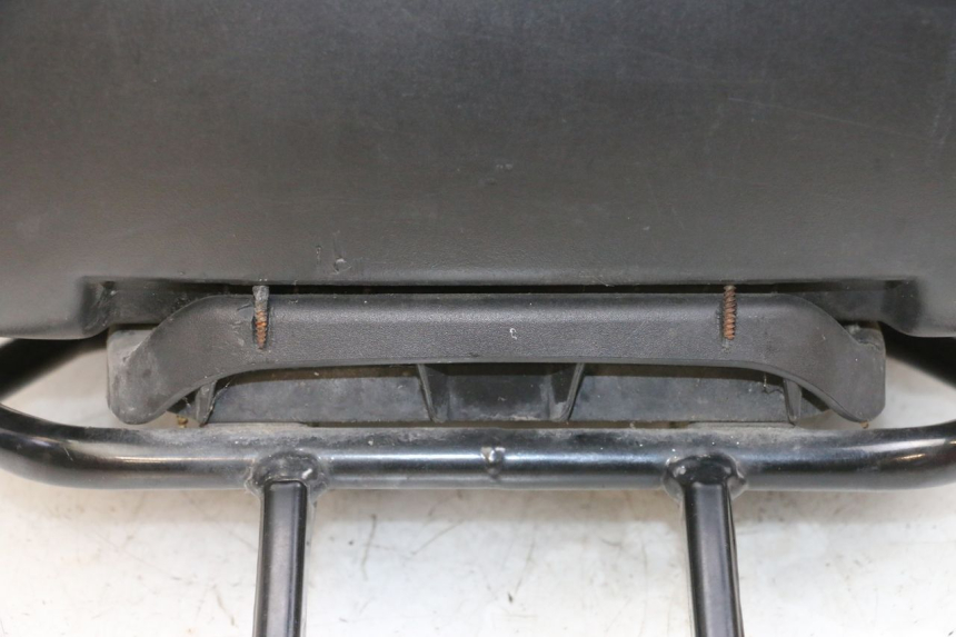 photo de BAÚ TRASEIRO PEUGEOT KISBEE 4T 50 (2010 - 2017) - Detalhe da peça
