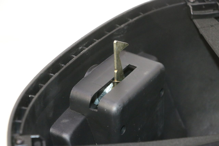 photo de TOP CASE PEUGEOT KISBEE 4T 50 (2023 - 2026) - Detalhe da peça