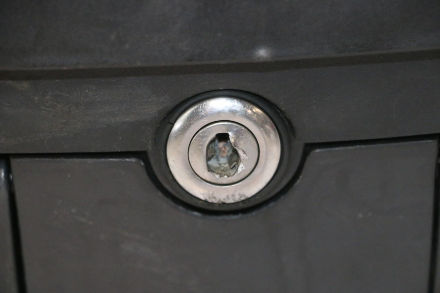 photo de TOP CASE PEUGEOT KISBEE 4T 50 (2023 - 2026) - Ângulo alternativo