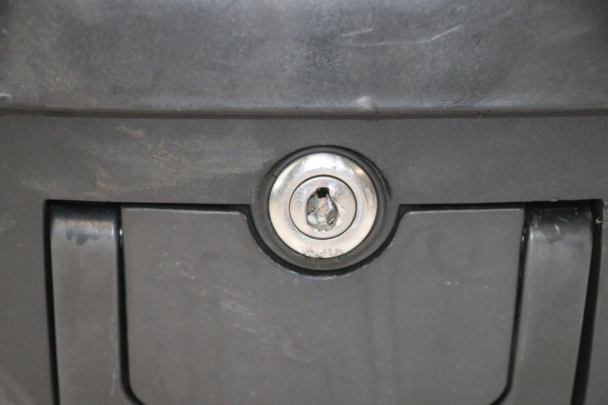 photo de TOP CASE PEUGEOT KISBEE 4T 50 (2023 - 2026) - Zoom de qualidade