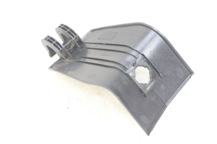 photo de TAMPA DO TANQUE PEUGEOT SATELIS 125 (2006 - 2009) - Detalhe da peça